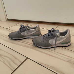 NIKE Womens Internationalist Trainers Sneakers Shoes